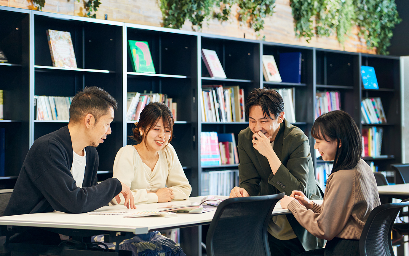 企画を考える4人の社員