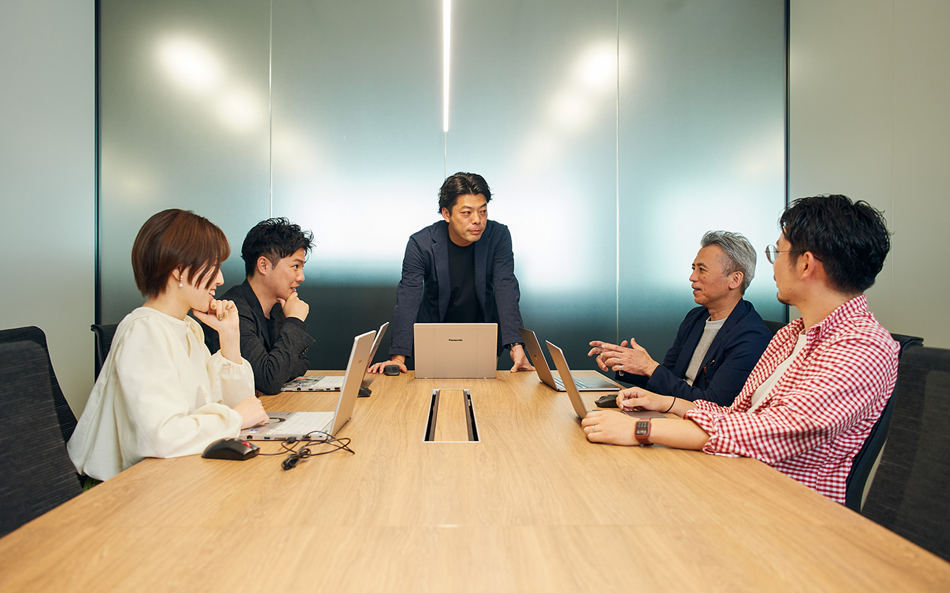 会議室でミーティングをする5人の社員